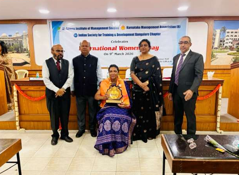 Dr. M R Jhansi Rani receiving Women Achievers Award 2026 in Bengaluru मंच